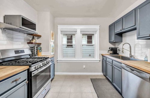 Detroit - Shoreway House | Gordon Square Gem | Spacious 5BR | Sleeps 19