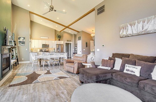 Carson House | 'Gorge Retreat' - Modern Carson Home w/Mtn Views!