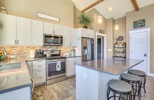 Carson House | 'Gorge Retreat' - Modern Carson Home w/Mtn Views!