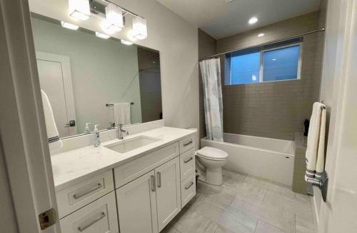 Greenwood House | Gorgeous 1 BR Suite in a New House Free Parking