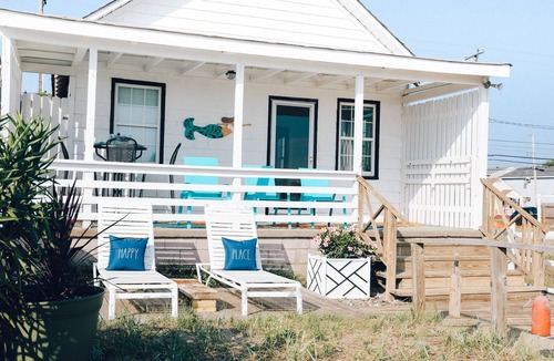 Willoughby Spit House | GORGEOUS 1920’s BEACHFRONT COTTAGE! Direct Beachfront!