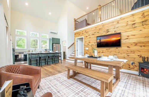Townsend Cabin | Gorgeous 1BD+Loft Cabin w/River Access + Fireplace