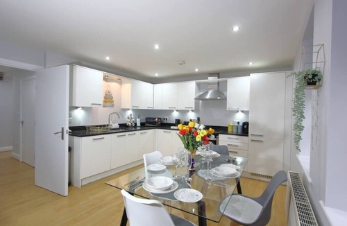 Reading City Centre Apartment | Gorgeous 2 Bed 2 Bath Flat and Parking by CozyNest