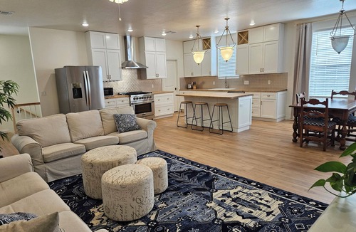 New Harmony Apartment | Gorgeous 2-bedroom apartment in New Harmony