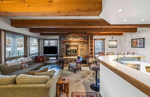 Crested Butte House | Gorgeous 3 king bed 3 full bath mountainside condo
