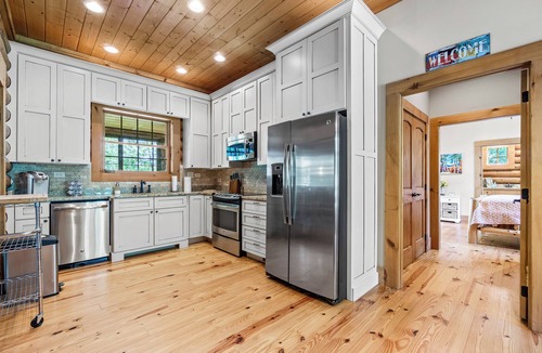 Pikeville Cabin | Gorgeous 4-bedroom cabin on the lake in fabulous Fall Creek Falls!
