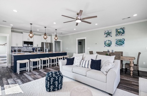 Crystal Beach House | Gorgeous 4 bedroom, outdoor bar w/TV, Gulf Views, minutes to the beach!