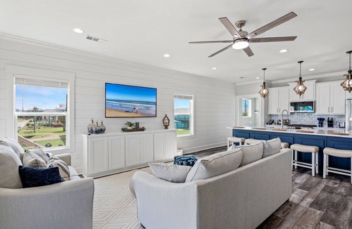 Crystal Beach House | Gorgeous 4 bedroom, outdoor bar w/TV, Gulf Views, minutes to the beach!