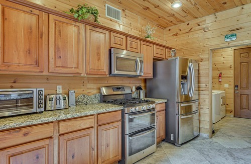 Summerhaven Cabin | Gorgeous 4-bedroom cabin in enjoyable Summerhaven getaway +game room