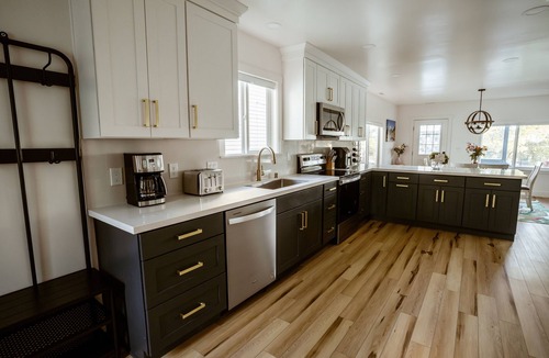 Roosevelt House | Gorgeous 4bd/3ba House w/AC 1 block from Light Rail