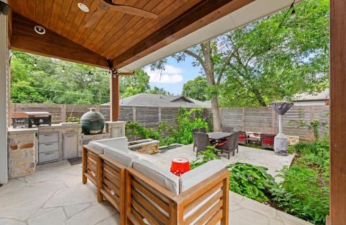 Westfield House | Gorgeous 4BD Plus Studio for 12 with Fire Pit & Near Downtown