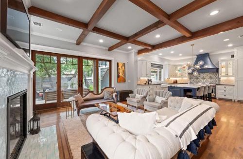 Westfield House | Gorgeous 4BD Plus Studio for 12 with Fire Pit & Near Downtown