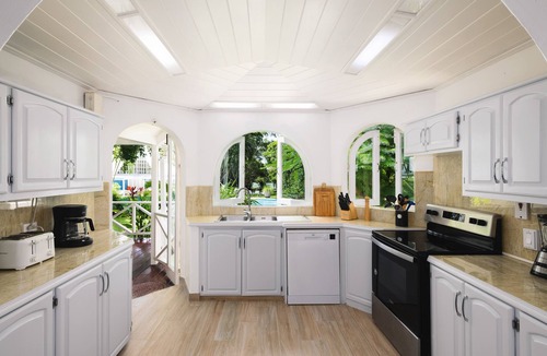 Speightstown Villa | Gorgeous 6 bedroom villa 4 mins walk to Mullins beach with private garden & pool