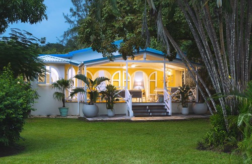 Speightstown Villa | Gorgeous 6 bedroom villa 4 mins walk to Mullins beach with private garden & pool