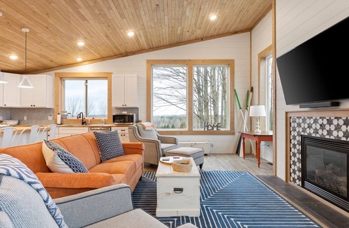 Williamsburg Cabin | 🐎 Gorgeous 6BDR Farmhouse w/ Stables & 3 Paddocks ➠ 9246!