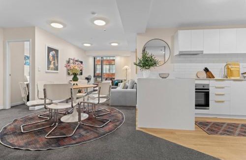 Auckland Central Business District Apartment | Gorgeous Abode With Pool and Parking near SkyTower