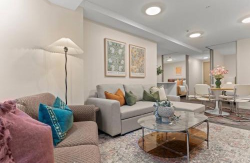 Auckland Central Business District Apartment | Gorgeous Abode With Pool and Parking near SkyTower