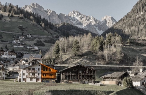 Selva di Val Gardena Apartment | Gorgeous Apartment Close to Ski Lifts with Wi-Fi, Parking and Garden