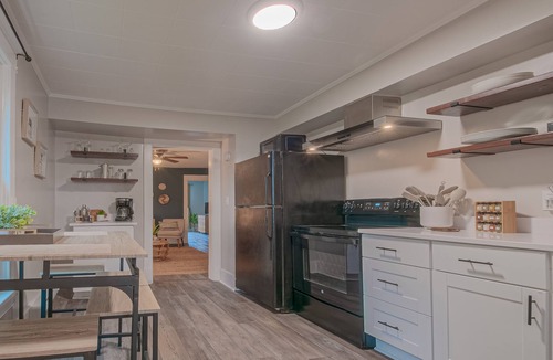 Downtown House | Gorgeous apt, pets, hot tub & fire pit, walk -> DT Frederick