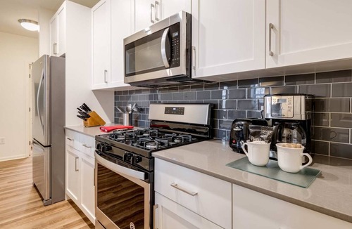 North Waltham Apartment | Gorgeous Apt with Kitchen