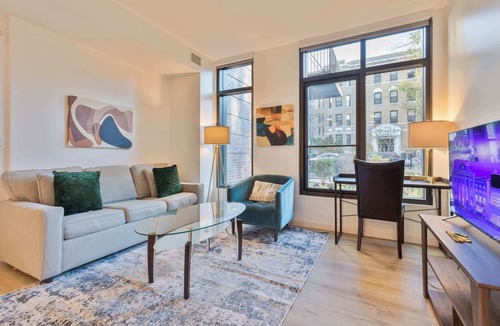 Fenway–Kenmore Apartment | Gorgeous Apt with Kitchen and Gym