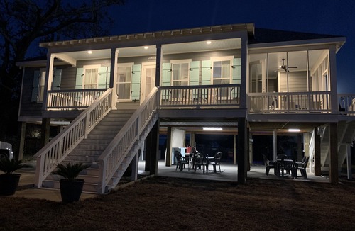 Long Beach House | Gorgeous beach home with a salt water pool. Perfect for a summer vacation!