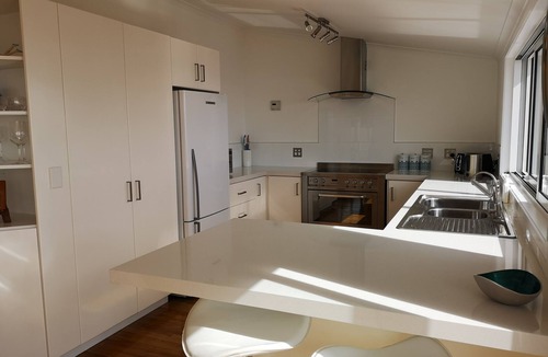 Clarks Beach House | Gorgeous beachfront Kiwi Bach!