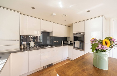 Edinburgh House | Gorgeous central 3 bed house - free parking & garden (15 min walk to Royal Mile)