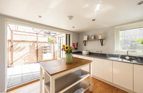 Edinburgh House | Gorgeous central 3 bed house free parking & garden