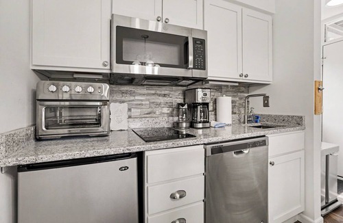 Acme Condo | 🏖️ Gorgeous Chic Beach Front Condo ➠ 5593