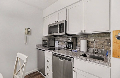 Acme Condo | 🏖️ Gorgeous Chic Beach Front Condo ➠ 5593