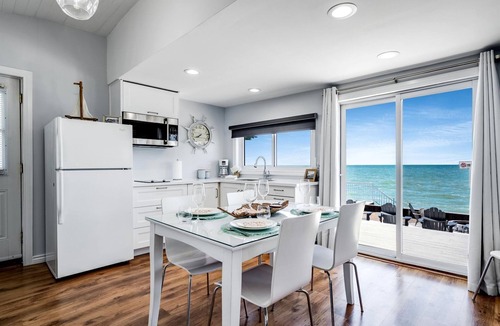 Leamington Cottage | Gorgeous Cottage with Fire Pit and Nice Beach Vistas in Leamington, Ontario