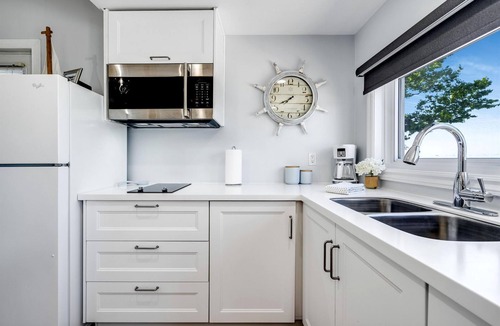 Leamington Cottage | Gorgeous Cottage with Fire Pit and Nice Beach Vistas in Leamington, Ontario