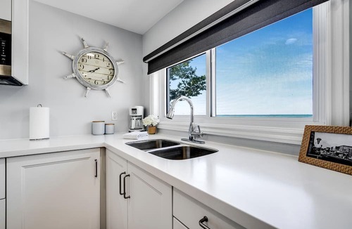 Leamington Cottage | Gorgeous Cottage with Fire Pit and Nice Beach Vistas in Leamington, Ontario