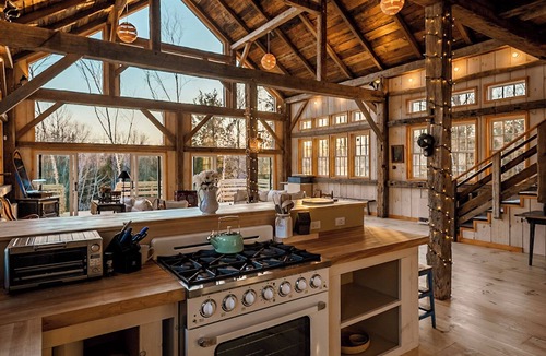 South Londonderry House | Gorgeous couples barn with WiFi & hot tub in lovely Londonderry