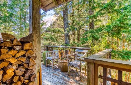 Government Camp Ski Chalet | Gorgeous custom-built chalet with fireplace & home office - walk to ski & hiking