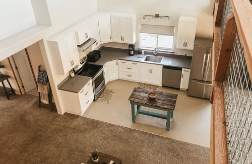 Eagle House | Gorgeous custom cabin near downtown Eagle!