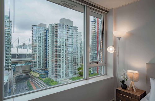 Crosstown Apartment | Gorgeous Downtown Unit + Parking