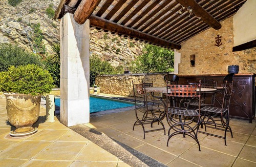Boulbon House | Gorgeous home in Boulbon with kitchen