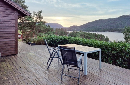 Gulen Municipality House | Gorgeous home in Eivindvik with house sea view