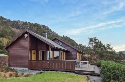 Gulen Municipality House | Gorgeous home in Eivindvik with house sea view