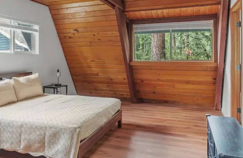 East Renton Highlands House | Gorgeous Home in Maplewood on 3/4 Acre
