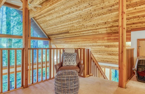 Rhododendron House | Gorgeous home with views of the river, fireplace, washer&dryer, & dog-friendly