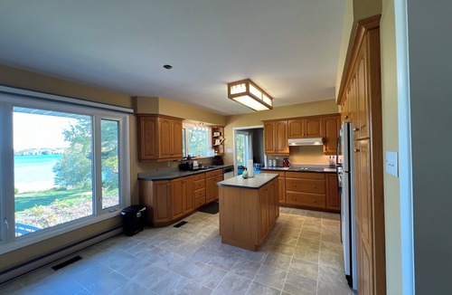 Cobden House | Gorgeous lake front and Amazing sunset . Retreat: Fun, Relaxation, and Nature.