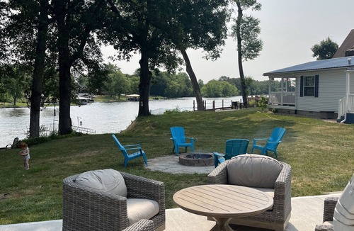 Monticello House | Gorgeous lake front cottage. Enjoy those summer nights on the lake