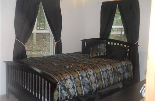 Blakeslee House | Gorgeous Lakefront Chalet on Lake Guenevere in Camelot Forest 4 Bedroom/3 Bath