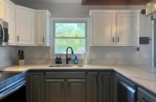 Woodland House | Gorgeous Lakefront Retreat with Waterside Bar Area