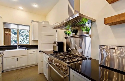 Ashland House | Gorgeous Lakeside BarnHOUSE + SAUNA!