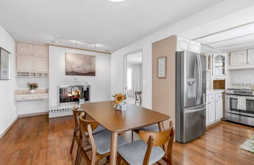 Bryn Mawr-Skyway House | Gorgeous Lakeview 3b2b Upper Unit w/AC