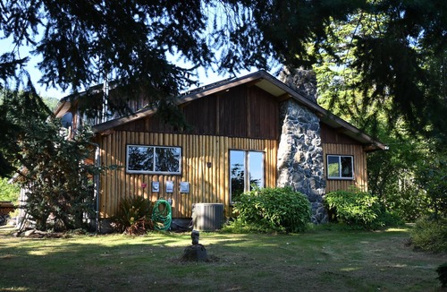 Port Angeles House | Gorgeous log cabin homestead amidst gardens just west of Port Angeles